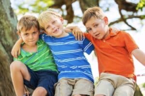 Làm quen bạn mới cho bé